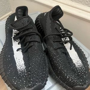Addidas Yeezys Black a and White like new